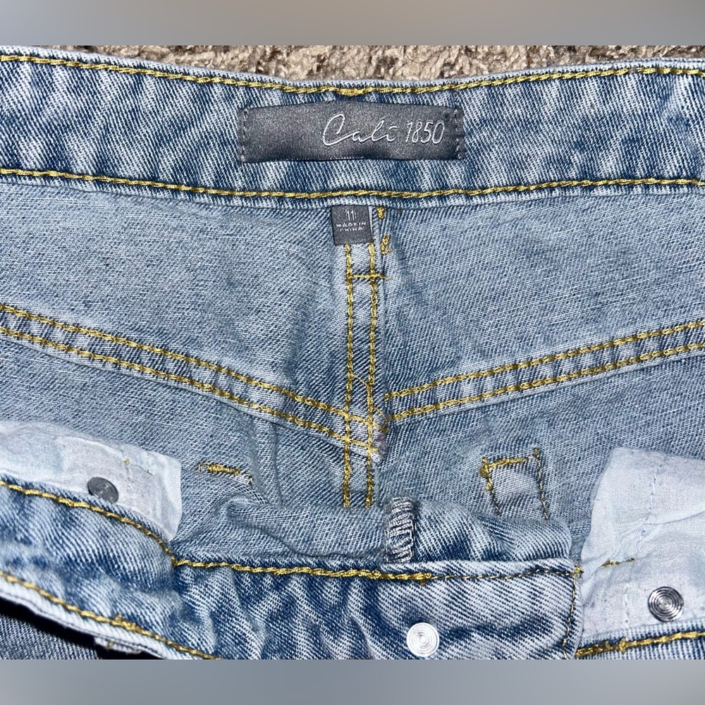 Women’s Cali1850 Light Blue Floral Embroidered Women's Jeans Size 11 - Picture 6 of 10